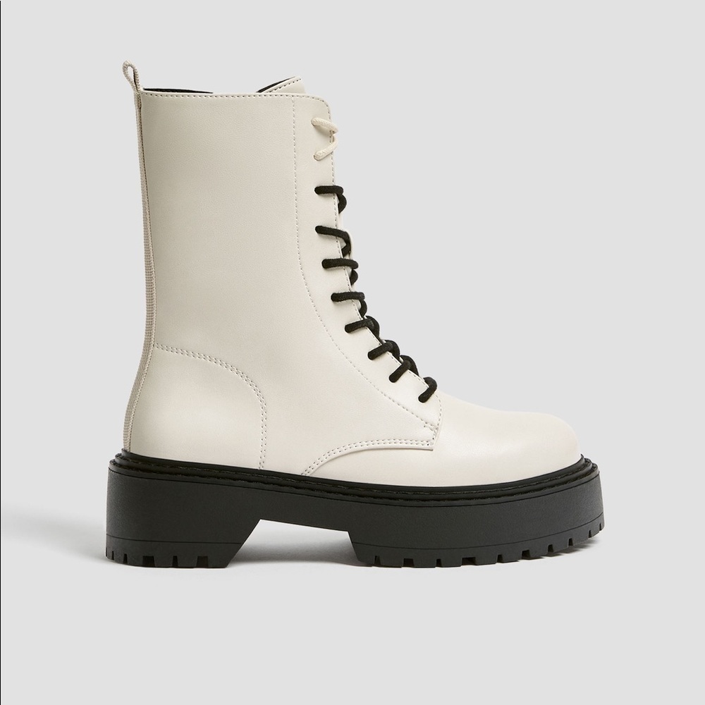 NWT. Pull&Bear White Ankle Boots with Chunky Sole. Size 6.